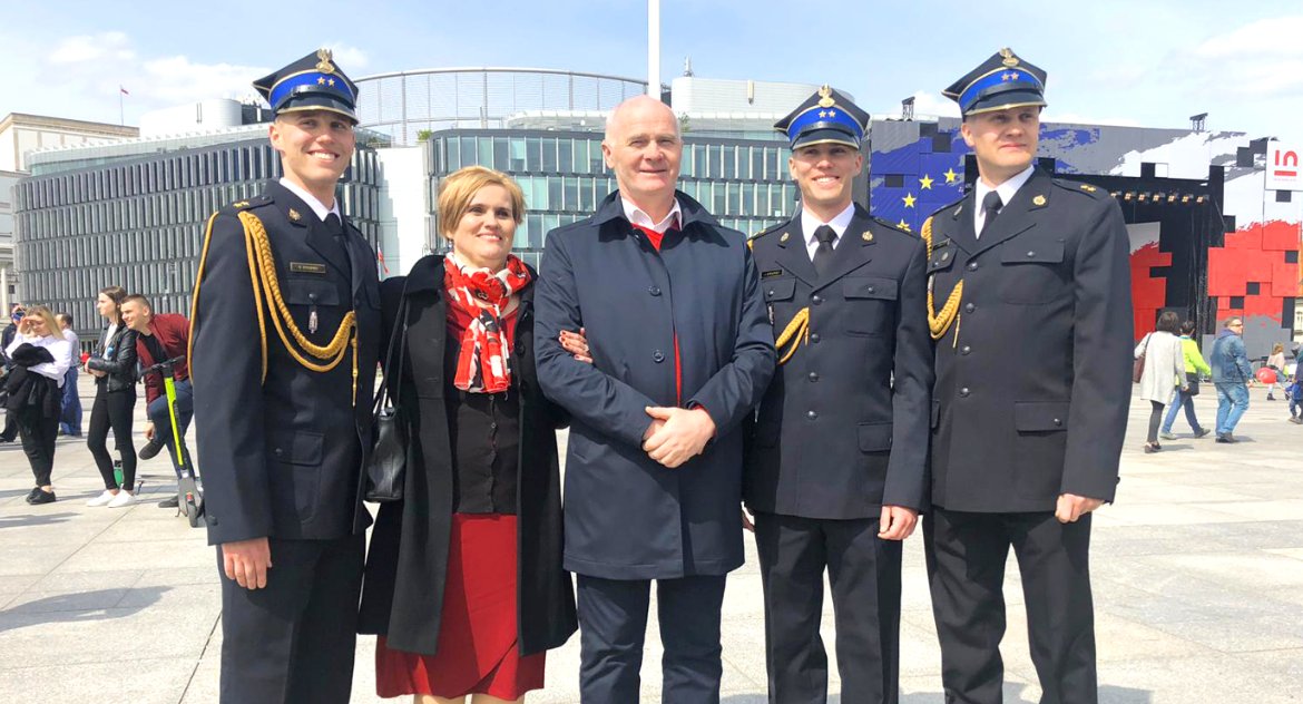 Rodzice pękali z dumy, gdy generał podczas promocji oficerskiej wyczytywał braci 