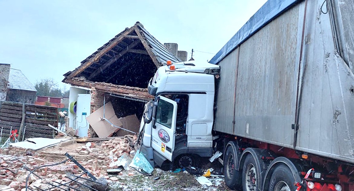 Ludzie losy pasje, w który wjechała ciężarówka zawalił - zdjęcie, fotografia