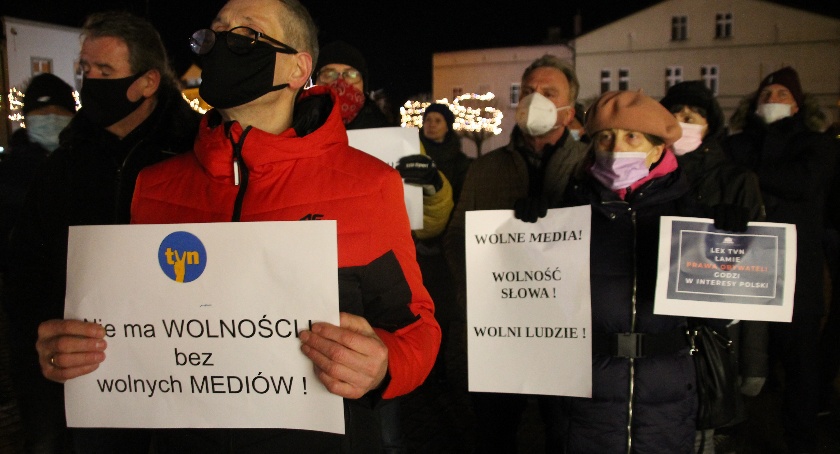 Manifestujący zebrali się pod galerią handlową, po czym przeszli ulicą Wojska Polskiego na plac Paderewskiego