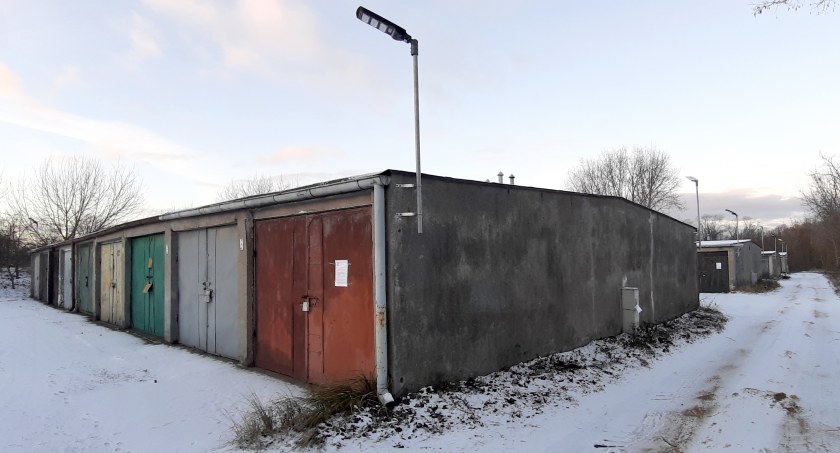 Drogi i komunikacja, Garaże wreszcie oświetlone ludzie wciąż czekają lepszą drogę - zdjęcie, fotografia