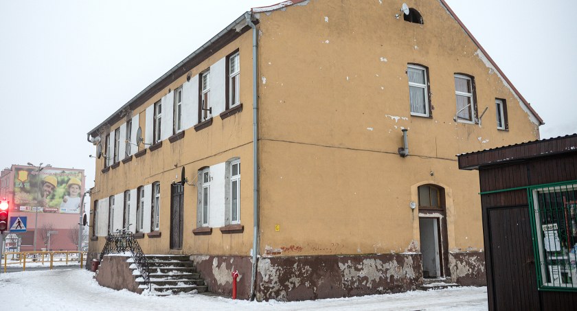 Brak drzwi, obdrapane ściany, walące się gzymsy... 