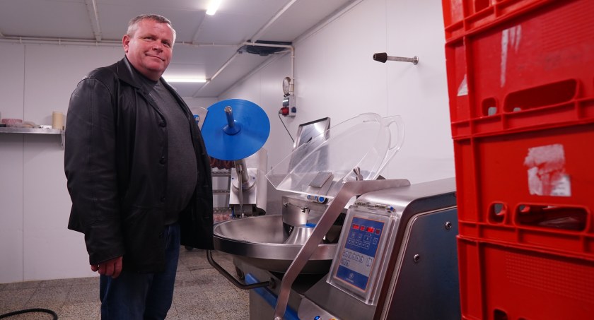 Jacek Łączkowski z dumą prezentuje maszynę, która po modernizacji została kupiona do jego masarni w Świętej