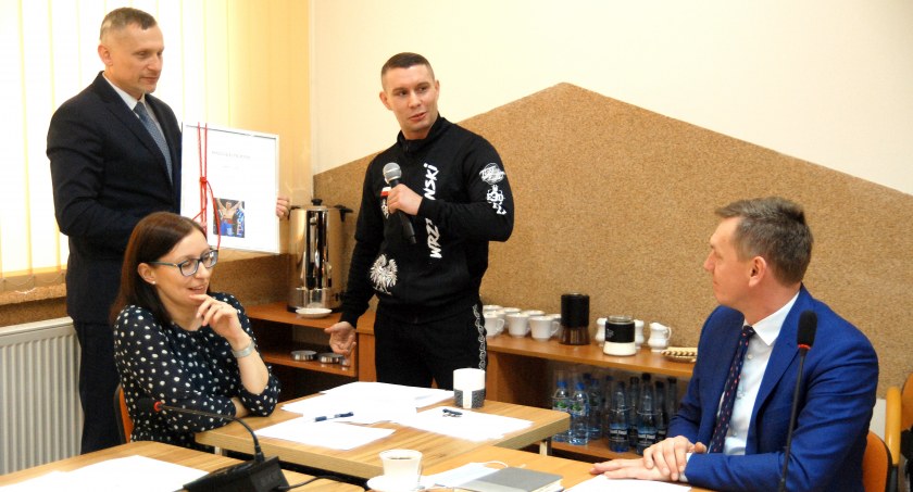 Na sesji pojawił się Damian Wrzesiński. Przyjechał podziękować władzom gminy za wsparcie w karierze sportowej