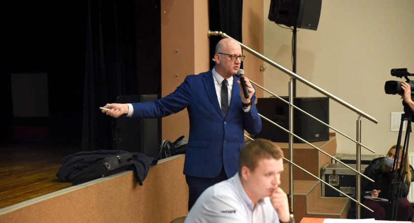 Mieszkania Domy, Burmistrz murem prezesem Białasem - zdjęcie, fotografia