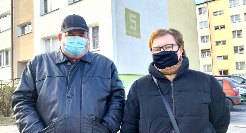 Małżonkowie czują się bezradni, bo sąsiedzi mają do nich pretensje, a oni nie mają wpływu na zachowania lokatorów