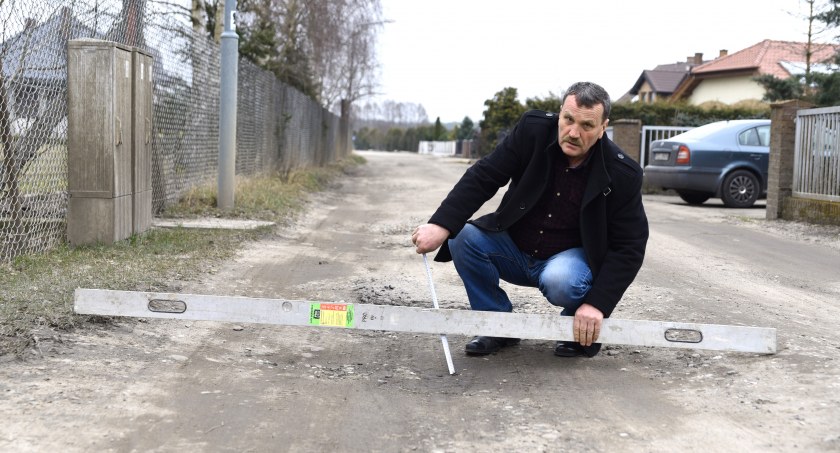 - To jest kompromitacja absolutna pana radnego – Tomasz Wojtiuk mówił o Ryszardzie Królu za to co w gazetce skierowanej do mieszkańców napisał w temacie dróg