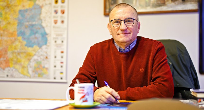 Kazimierz Wasiak wskazuje, że praca po ciężkim przejściu Covid-19 jest dla niego niczym rehabilitacja. - Tutaj jestem ciągle w ruchu - mówi