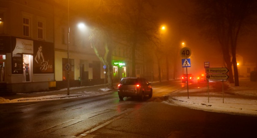 Połączenie dymu, spalin i mgły to idealne warunki do powstawania śmiercionośnego smogu