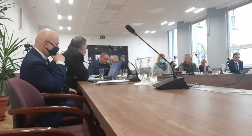 Miejsca burmistrza Adama Pulita i jego zastępcy Małgorzaty Chołodowskiej, tym razem były puste