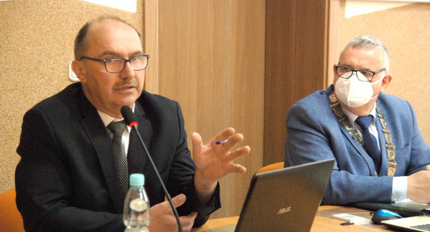 Tadeusz Brzeziński mówił, że sprawa chodnika przy ul. Młyńskiej w Radawnicy zaczęła się jeszcze za czasów wójta Treli
