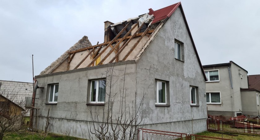 Jedno z najpoważniejszych zdarzeń miało miejsce w Zakrzewie, gdzie wiatr zerwał dach