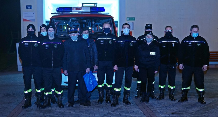Pamiątkowe zdjęcie przy lublinie przed jego oddaniem do OSP w Stawnicy