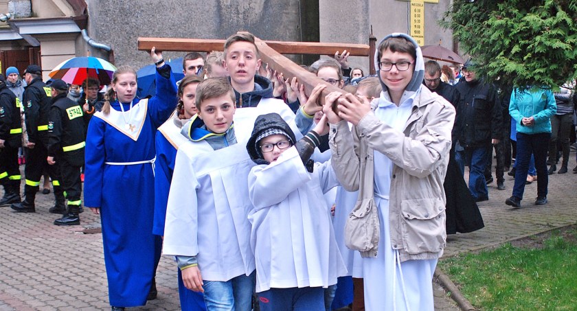 Przez pandemię z ulic Łobżenicy zniknęła Droga Krzyżowa organizowana przez parafię