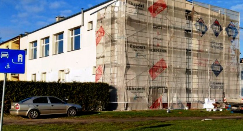 Głównie modernizacje polegały na polepszeniu izolacji. W niektórych przypadkach montowano także panele fotowoltaiczne