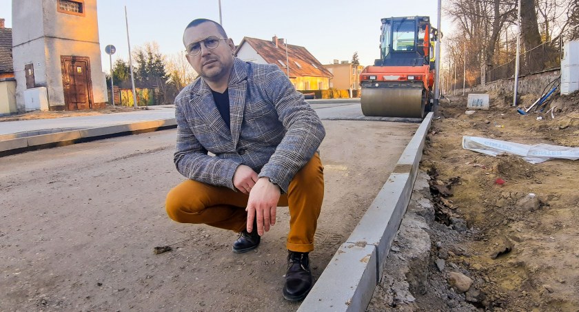 - Sposób ułożenia krawężników i wykonania ich oporu dyskwalifikuje w moich oczach tę inwestycję - mówi P. Bodnar 