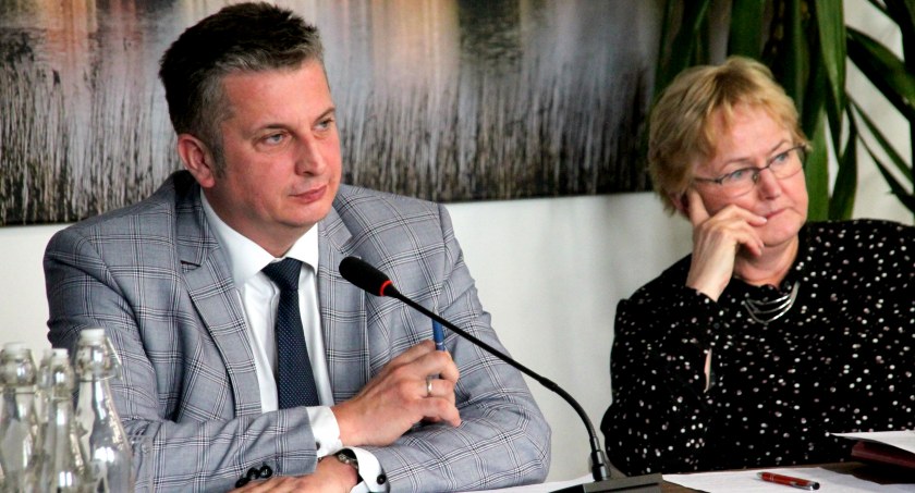 Samorządowcy, Ponad tysięcy złotych miejskich pieniędzy przeznaczono dodatki specjalne zastępcy burmistrza Pulita - zdjęcie, fotografia