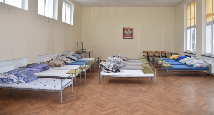 Charytatywnie, Uchodźcy będą spać kartonach - zdjęcie, fotografia