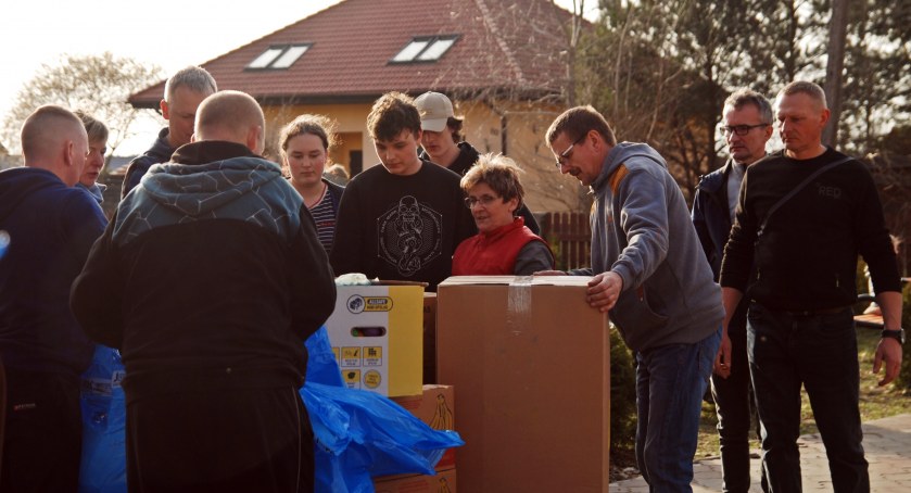 Rozładunek szedł bardzo sprawnie. Pomimo niedzielnego popołudnia przyszło pomóc w nim wielu mieszkańców