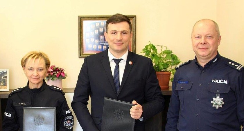Policja - komunikaty i akcje, Takiej liczby policjantów w Zakrzewie było nigdy - zdjęcie, fotografia
