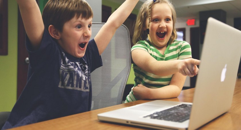 Inwestycje w powiecie, Okonku Jastrowiu gigantyczne zakupy laptopów - zdjęcie, fotografia