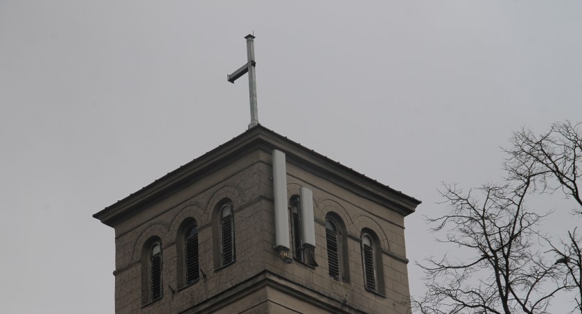 Kościół Religia, Uszkodzony krzyż kościele - zdjęcie, fotografia