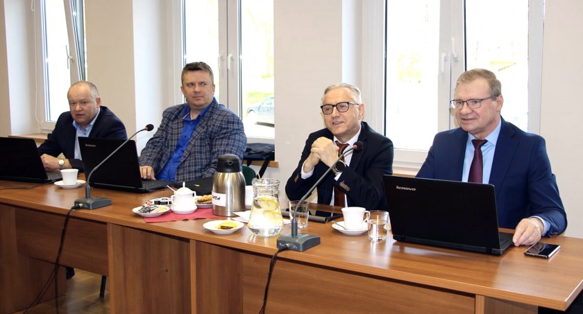 Piątkowe obrady nie trwały długo. Dotyczyły jednak ważnych dla gminy spraw (fot. UMG Łobżenica)