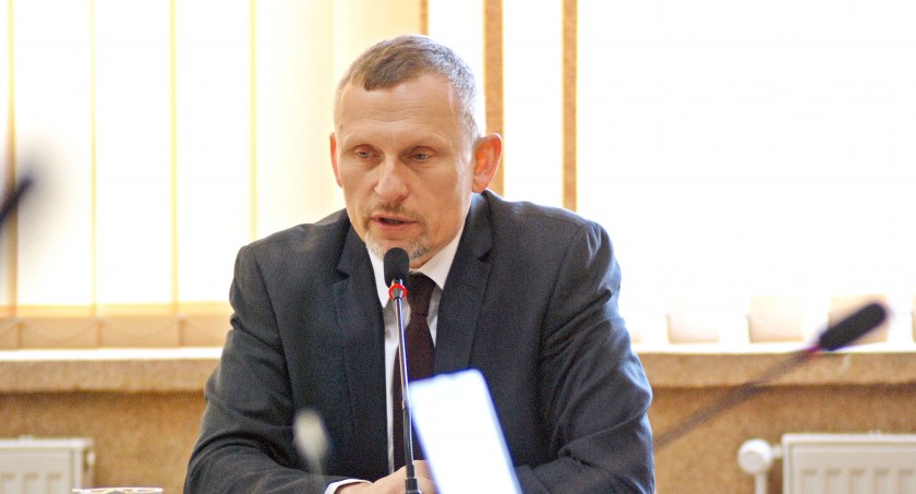 Wójt przedstawiał radnym m.in. jak wygląda sytuacja z przetargami