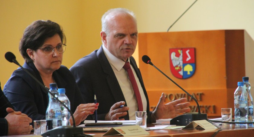 – Jest kompetentna, ma przydzielone odpowiednie zadania – starosta mówił o swojej zastępczyni