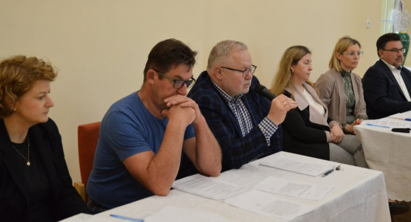 Głos ws. nagród dla uczniów zabierał sekretarz urzędu Tomasz Ciechanowski