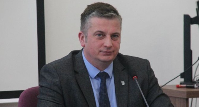 - Prowadzę rozmowy z pracownikami, te sygnały odbieram bardzo poważnie - mówi burmistrz Adam Pulit