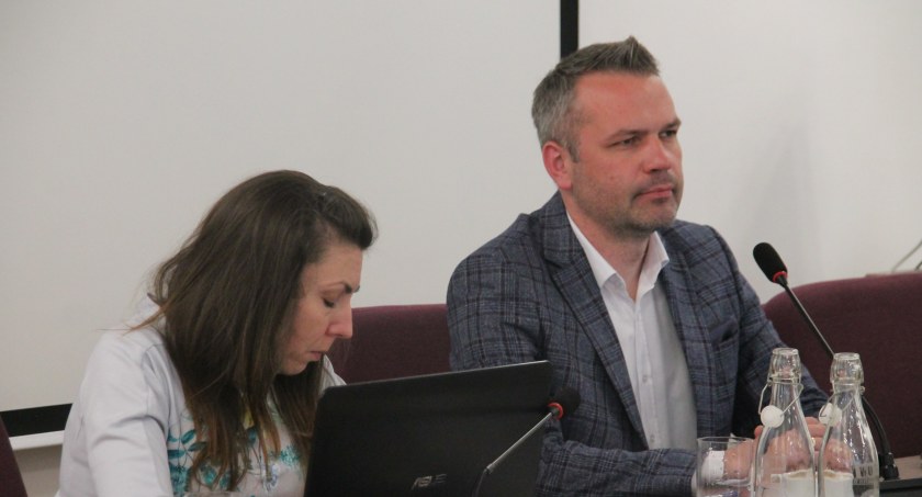 W otrzymanej od burmistrza odpowiedzi, przewodniczący rady nie znalazł odpowiedzi na zadane pytania