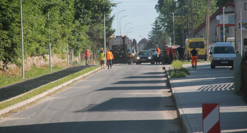 Inwestycje w powiecie, Przebudowa Zamkowej potrwa jeszcze długo - zdjęcie, fotografia