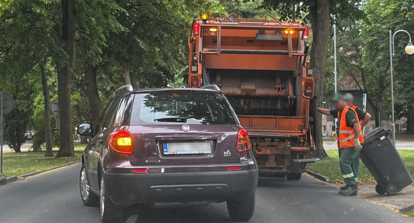 Drogi i komunikacja, Centrum miasta zakorkowane przez śmieciarki - zdjęcie, fotografia