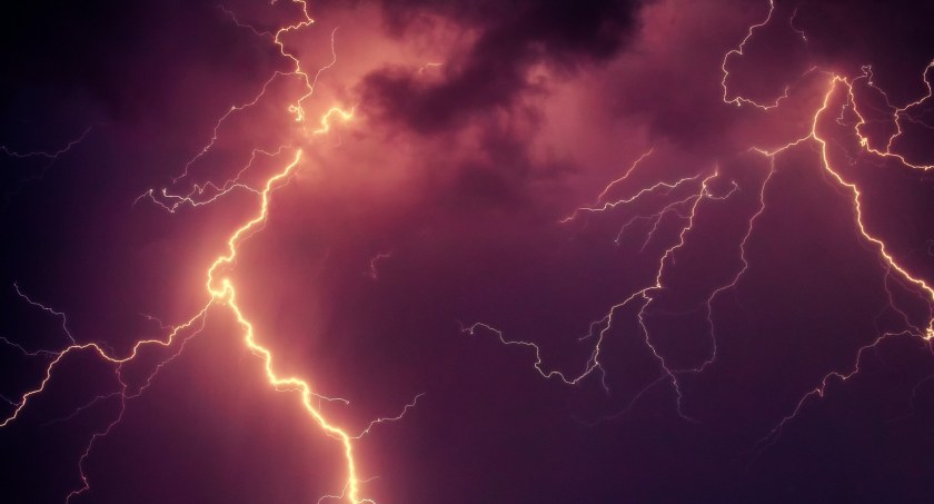 Komunikaty i przetargi, Nadchodzą burze gradem - zdjęcie, fotografia
