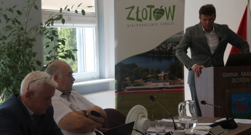 - Mam skargi od pańskich pracowników. Pan już sobie po prostu nie daje z tym rady - mówił do dyrektora Drobczyńskiego radny Koronkiewicz