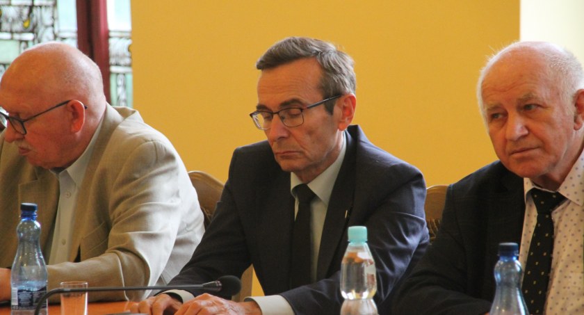 - Radny Fidurski jest jednym z nas. Nie bał się rzucić partyjnej legitymacji - podkreślali powiatowi radni. Wiesław Fidurski nie zabrał głosu