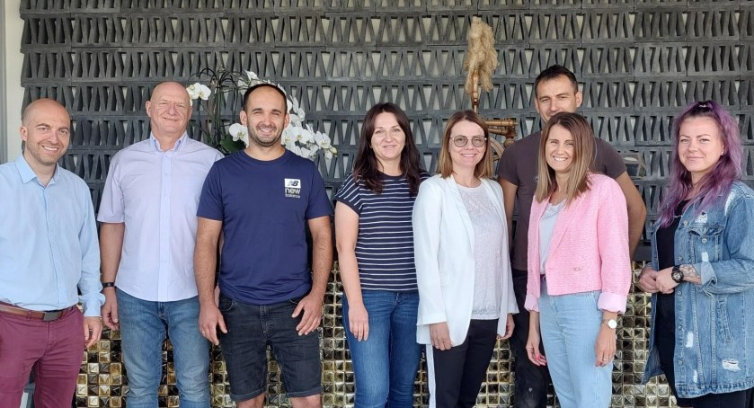 Na zdjęciu od lewej: Benoit Gaujard, Marek Jaster, Piotr Rożeń, Sylwia Białasiewicz, Beata Pająk, Magda Rożeń, Paweł Rożeń, Natalia Balińska
