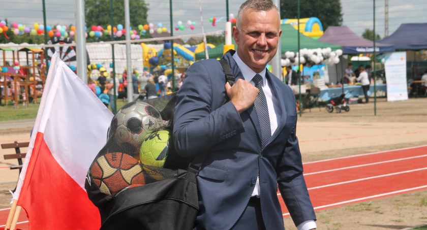 Wójt Jacek Mościcki odebrał tego dnia wiele prezentów, które będzie mógł przekazać dzieciom i młodzieży – głównie piłki