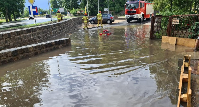 Kilkunastominutowy intensywny deszcz zalał Kaczy Dołek