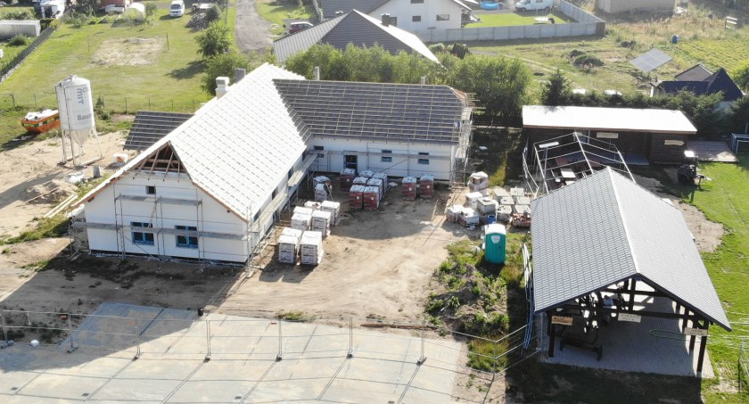 Prace przy świetlicy w Skórce są już bardzo zaawansowane. Tak obiekt prezentuje się z powietrza