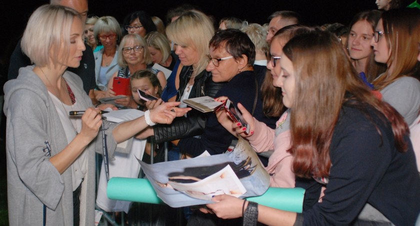 Jedne z ostatnich Dni Krajenki. Po koncercie Anna Wyszkoni wyszła do publiczności by rozdawać autografy