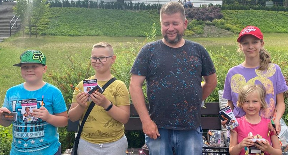Cezary Mrotek, prezes łobżenickiego koła PZW wraz z uczestnikami szkółki wędkarskiej Spławik