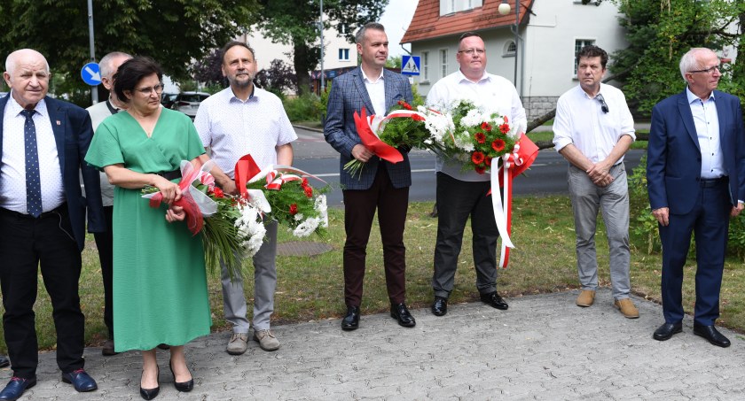 Pod pomnikiem swoje wieńce złożyli przedstawiciele różnych środowisk