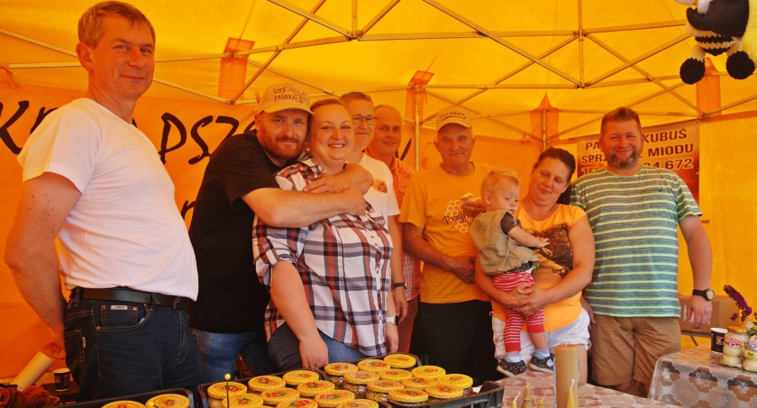  Pogoda w kratkę nie odstraszyła twórców ani odwiedzających stoiska