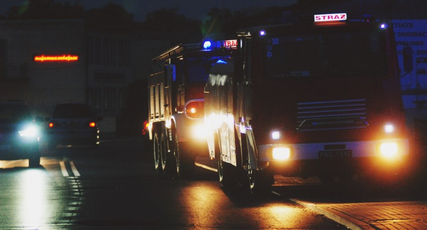 Do zdarzenia doszło po godz. 20.00 w rejonie skrzyżowania ul Wyrzyskiej i Polnej. Ze wstępnych informacji wynika, że źródłem ognia była instalacja elektryczna