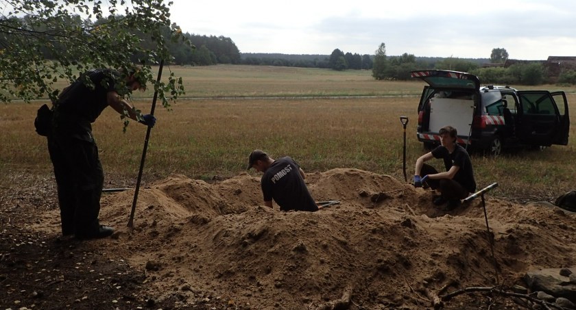 Ludzie losy pasje, było trumny twarz okryli chustą - zdjęcie, fotografia