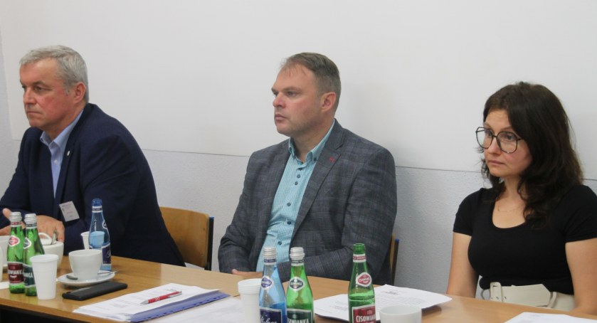 Dyrektor szpitala Artur Bobruk, przewodniczący RSS Julian Brewka i zastępca dyrektora Sabina Chwarścianek