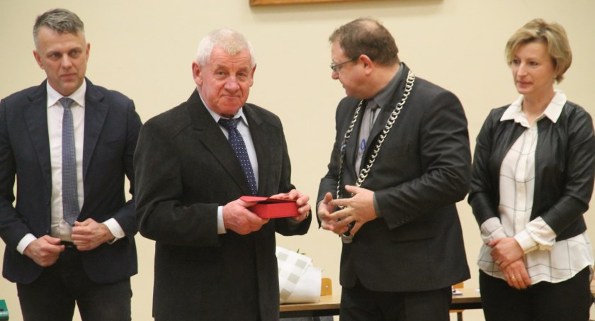 Wójt, przewodniczący rady i jego zastępczyni przekazują podczas sesji Kazimierzowi Cybulskiemu odznaczenie za wiele litrów oddanej krwi