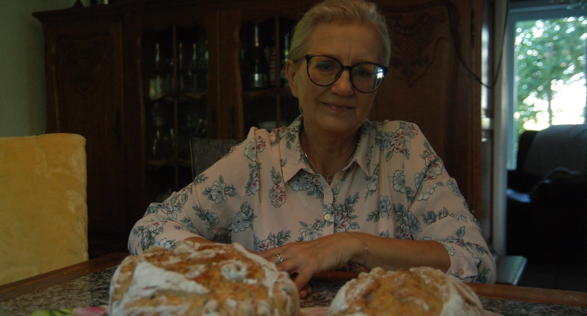 Pani Regina Kowalewska chleb piecze m.in. dla swoich dzieci