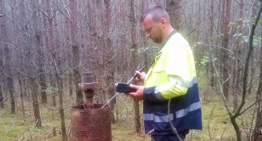 Nietypowo, bo w środku lasu, ale niebezpieczeństwo dalej jest realne (fot. P. Szczawiński) 